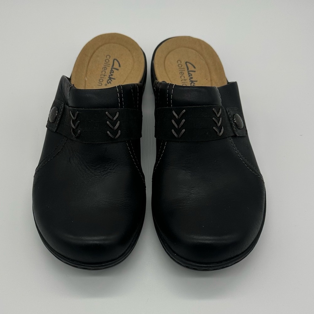 Clark’s Black leather clog sandals size 7M.
